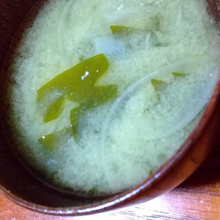 【朝活】玉ねぎと塩蔵わかめの無添加味噌汁